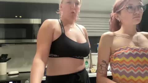 Snapshot of cutey_kiwi chatting on 10/18/25, 04:04 Cutey kiwi online show from 10/18/25, 04:04