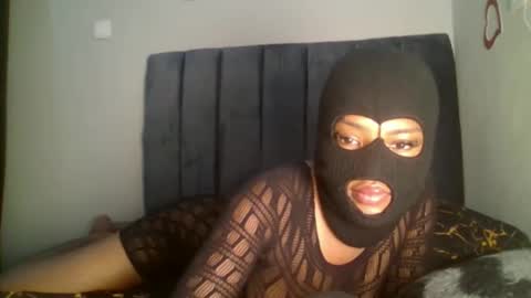 Snapshot of cutezia12 chatting on 11/21/25, 01:48 Zia online show from 11/21/25, 01:48