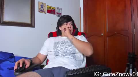 Snapshot of cuteznowyy chatting on 02/06/25, 12:33 Ask me online show from 02/06/25, 12:33