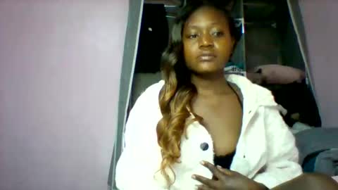 Snapshot of cutezola chatting on 10/20/25, 05:30 cutezola online show from 10/20/25, 05:30