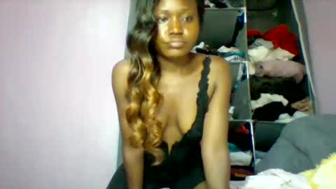 Snapshot of cutezola chatting on 10/21/25, 05:24 cutezola online show from 10/21/25, 05:24