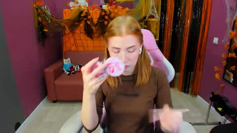 Snapshot of cutie_maniac chatting on 10/21/25, 08:37 Lina online show from 10/21/25, 08:37