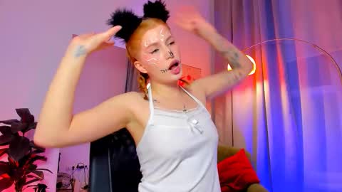 Snapshot of cutie_maniac chatting on 10/31/25, 10:33 Lina online show from 10/31/25, 10:33