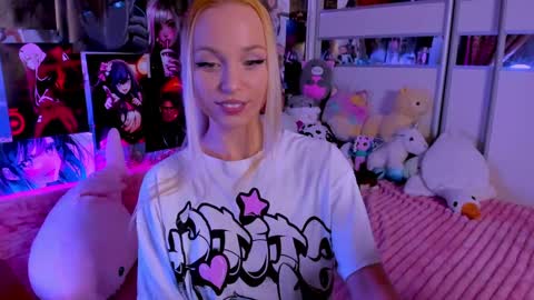 Snapshot of cuttie_ponyy chatting on 03/10/25, 12:40 Nora online show from 03/10/25, 12:40