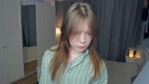 Snapshot of cuty_petite chatting on 03/20/26, 06:51 Anne online show from 03/20/26, 06:51