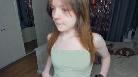 Snapshot of cuty_petite chatting on 04/04/26, 06:11 Anne online show from 04/04/26, 06:11