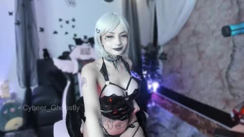 Snapshot of cybeer_ghoostly chatting on 10/09/25, 12:41 Naomii online show from 10/09/25, 12:41