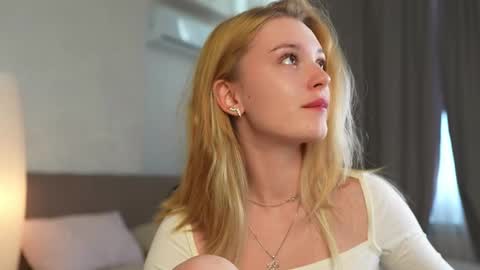 Snapshot of cyberheart_ chatting on 10/20/25, 01:11 EMILY online show from 10/20/25, 01:11