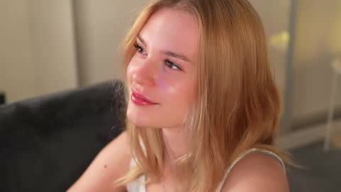 Snapshot of cyberheart_ chatting on 11/05/25, 04:51 EMILY online show from 11/05/25, 04:51