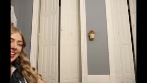 Snapshot of cyberm4ry chatting on 11/01/25, 11:29 mary online show from 11/01/25, 11:29