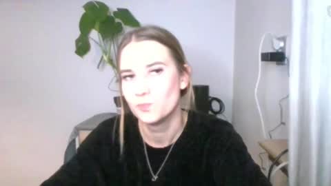 Snapshot of cyntianatural chatting on 12/14/24, 04:31 CyntiaNatural online show from 12/14/24, 04:31