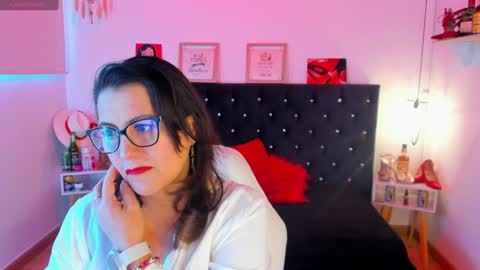 Snapshot of d_martii chatting on 01/07/25, 01:03 Mia online show from 01/07/25, 01:03