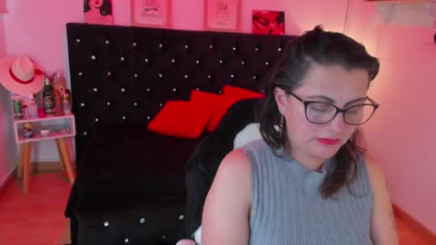Snapshot of d_martii chatting on 01/08/25, 10:06 Mia online show from 01/08/25, 10:06