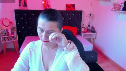 Snapshot of d_martii chatting on 01/12/25, 12:23 Mia online show from 01/12/25, 12:23