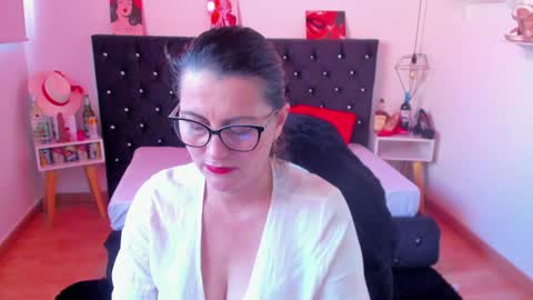 Snapshot of d_martii chatting on 01/12/25, 03:25 Mia online show from 01/12/25, 03:25