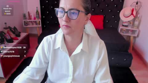 Snapshot of d_martii chatting on 01/14/25, 05:34 Mia online show from 01/14/25, 05:34
