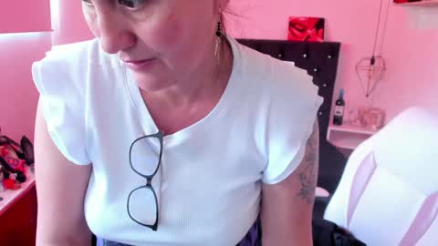 Snapshot of d_martii chatting on 01/19/25, 06:32 Mia online show from 01/19/25, 06:32