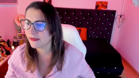 Snapshot of d_martii chatting on 01/27/25, 11:43 Mia online show from 01/27/25, 11:43