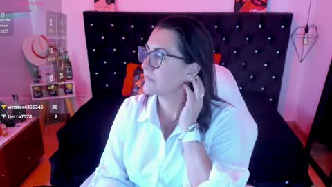 Snapshot of d_martii chatting on 01/29/25, 06:18 Mia online show from 01/29/25, 06:18