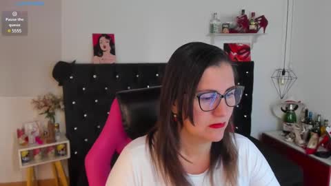 Snapshot of d_martii chatting on 03/11/25, 12:06 Mia online show from 03/11/25, 12:06