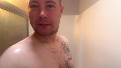 Snapshot of daddycam33 chatting on 09/21/25, 02:08 DaddyCam33 online show from 09/21/25, 02:08