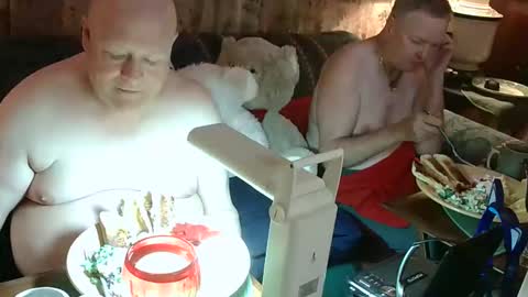 Snapshot of daddycubbyhubby chatting on 10/17/25, 04:15 Daddy online show from 10/17/25, 04:15