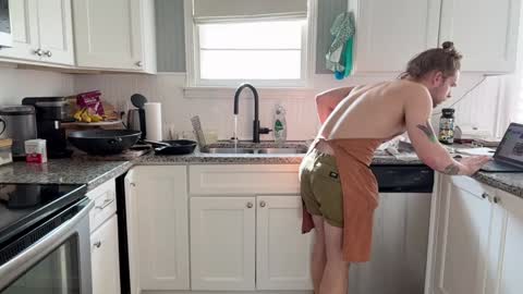 Snapshot of daddydaydrinkz chatting on 01/08/25, 06:41 DaddydayDrinkz online show from 01/08/25, 06:41