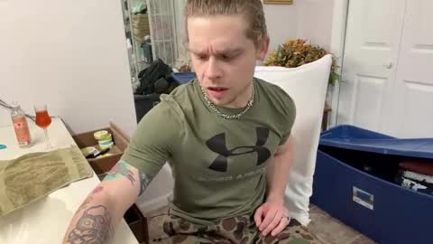 Snapshot of daddydaydrinkz chatting on 02/16/25, 05:37 DaddydayDrinkz online show from 02/16/25, 05:37