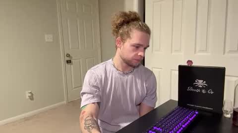 Snapshot of daddydaydrinkz chatting on 03/12/25, 06:18 DaddydayDrinkz online show from 03/12/25, 06:18