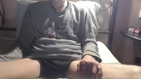 Snapshot of daddylove2017 chatting on 10/24/25, 02:46 alby online show from 10/24/25, 02:46