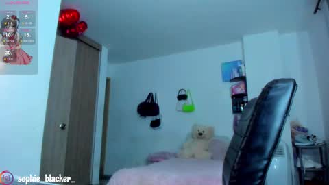 Snapshot of daddysweeeetbody chatting on 03/06/25, 02:09 Sophie online show from 03/06/25, 02:09