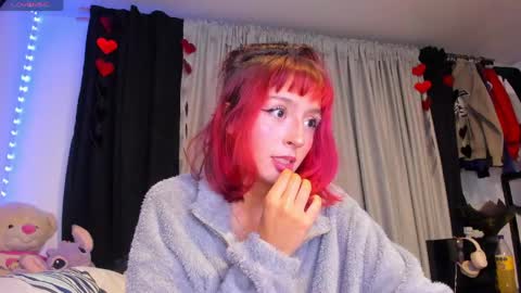 Snapshot of dafnne__hall chatting on 05/03/26, 01:33 Dafnne online show from 05/03/26, 01:33