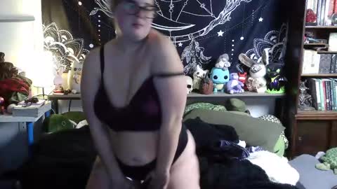 Snapshot of dahliaspleasure chatting on 10/22/25, 01:50 Dahlia online show from 10/22/25, 01:50