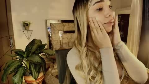 Snapshot of dahnia_cruz chatting on 04/15/26, 12:01 dahnia_cruz online show from 04/15/26, 12:01