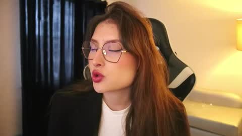 Lauren            online show from 11/14/25, 03:33