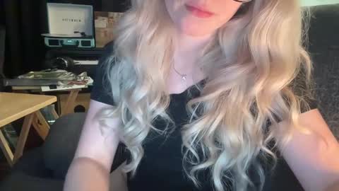 Snapshot of daisy_divine_69 chatting on 09/29/25, 02:00 DaisyDivine online show from 09/29/25, 02:00