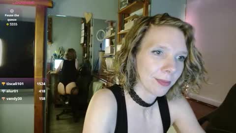 Snapshot of daisy_lovely chatting on 10/20/25, 04:24 daisy_lovely online show from 10/20/25, 04:24