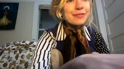 Snapshot of daisybaby699 chatting on 01/08/25, 02:35 DaisyB3 online show from 01/08/25, 02:35