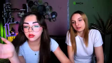 Snapshot of dakota_simple chatting on 12/17/25, 01:17 Dakota online show from 12/17/25, 01:17