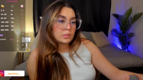 dakottaa__ online show from 11/19/25, 11:38