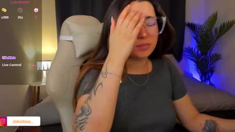 dakottaa__ online show from 12/15/25, 11:42