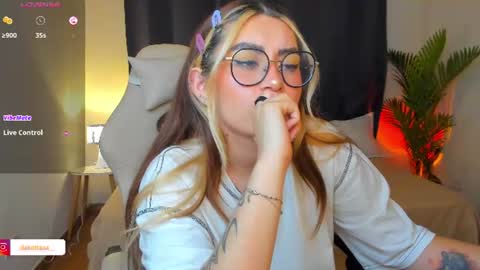 dakottaa__ online show from 06/24/26, 12:42
