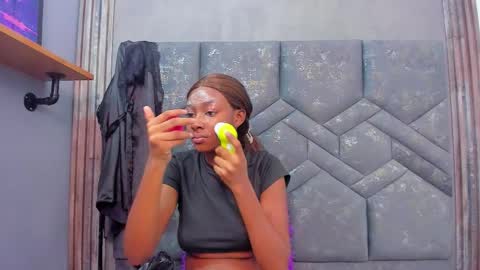 Dalila online show from 10/25/25, 02:08