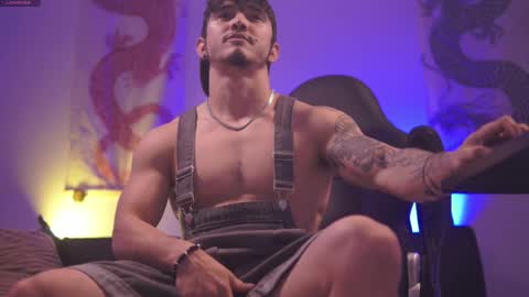 Snapshot of damianow chatting on 03/08/25, 12:33 insta damn8 -------- online show from 03/08/25, 12:33