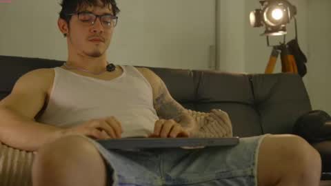 Snapshot of damianow chatting on 10/17/25, 10:23 insta damn8 -------- online show from 10/17/25, 10:23