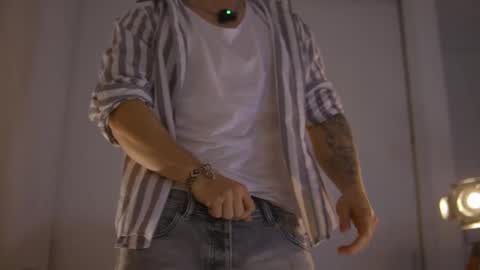 Snapshot of damianow chatting on 10/18/25, 10:10 insta damn8 -------- online show from 10/18/25, 10:10