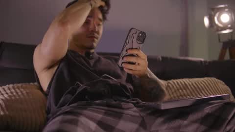 Snapshot of damianow chatting on 10/19/25, 10:32 insta damn8 -------- online show from 10/19/25, 10:32