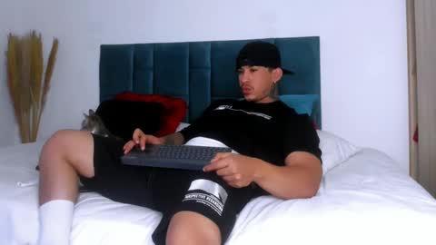 Snapshot of dammianmilleroficial chatting on 11/12/25, 03:29 INSTAGRAM DAMMIANMILLEROFICIAL online show from 11/12/25, 03:29