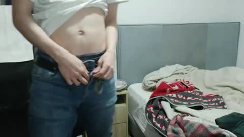 Snapshot of dan_hottest chatting on 06/19/26, 10:35 x x online show from 06/19/26, 10:35