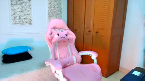 Snapshot of danellahouston chatting on 11/19/25, 01:11 Danella Houston online show from 11/19/25, 01:11